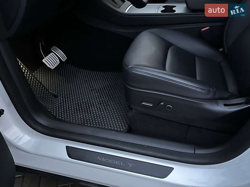 Внедорожник / Кроссовер Tesla Model Y 2023 в Ровно