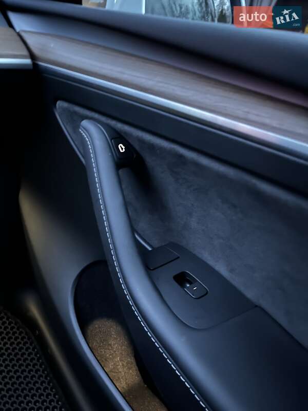 Внедорожник / Кроссовер Tesla Model Y 2023 в Ровно