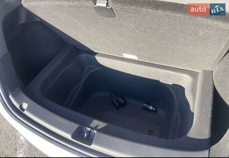 Позашляховик / Кросовер Tesla Model Y 2021 в Новомосковську