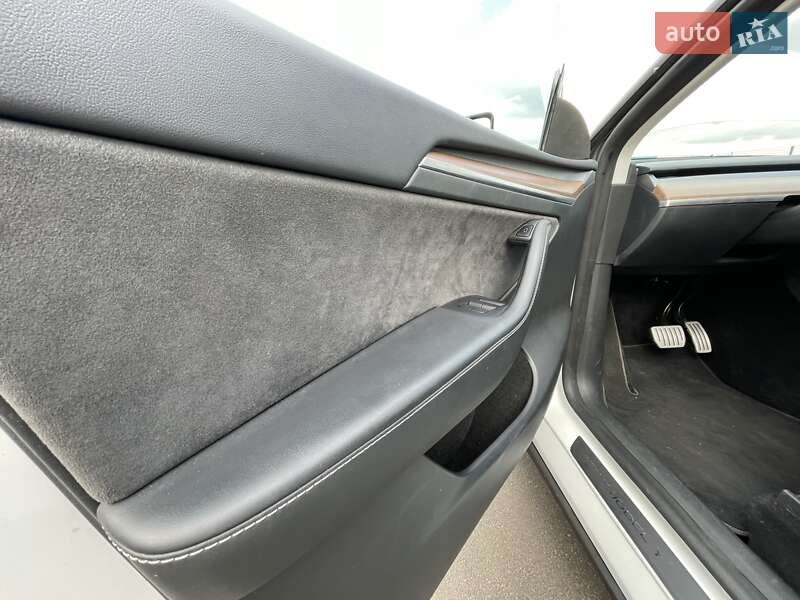 Внедорожник / Кроссовер Tesla Model Y 2023 в Киеве
