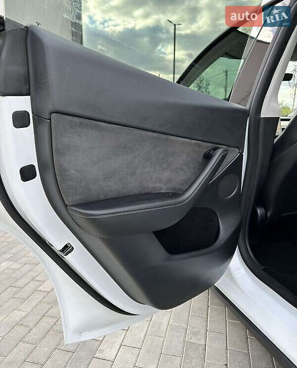 Внедорожник / Кроссовер Tesla Model Y 2023 в Киеве