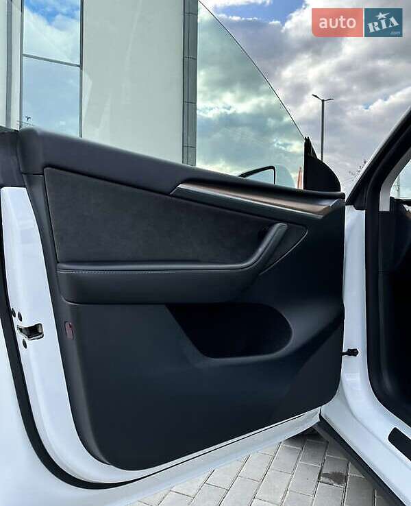 Внедорожник / Кроссовер Tesla Model Y 2023 в Киеве