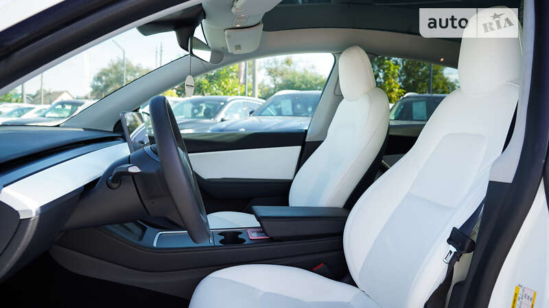 Позашляховик / Кросовер Tesla Model Y 2021 в Чернівцях