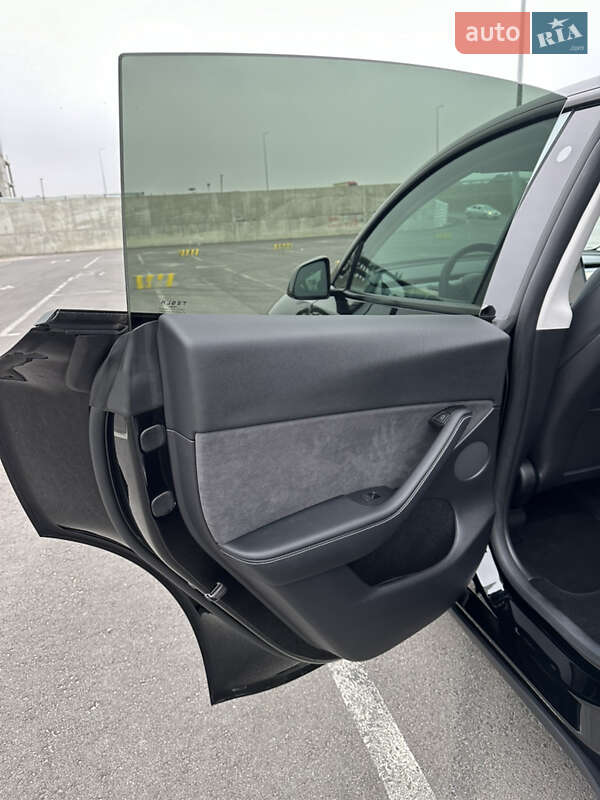 Внедорожник / Кроссовер Tesla Model Y 2023 в Львове