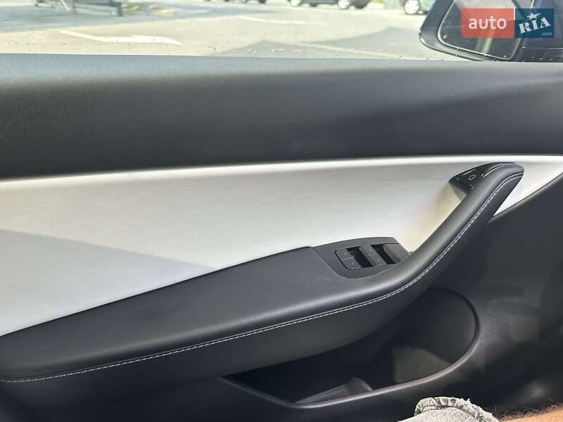 Позашляховик / Кросовер Tesla Model Y 2020 в Чернівцях