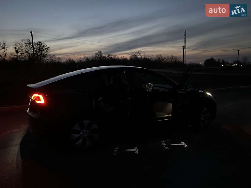 Внедорожник / Кроссовер Tesla Model Y 2023 в Киеве