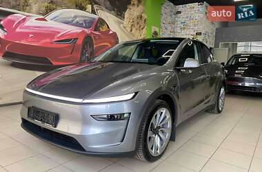 Tesla Model Y 2025
