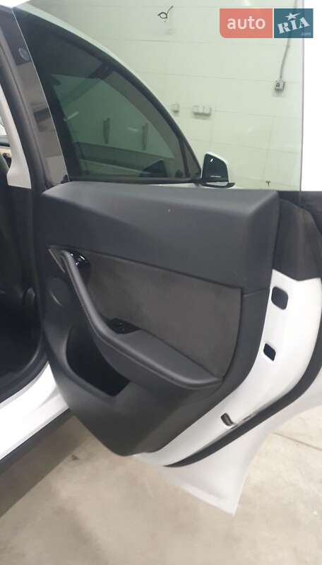 Внедорожник / Кроссовер Tesla Model Y 2020 в Киеве