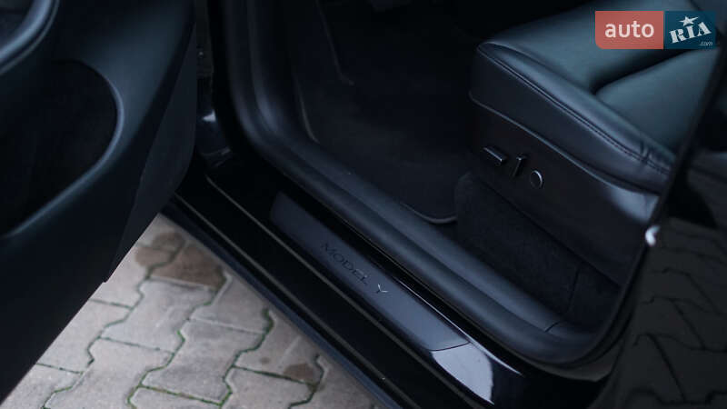 Позашляховик / Кросовер Tesla Model Y 2022 в Чернівцях