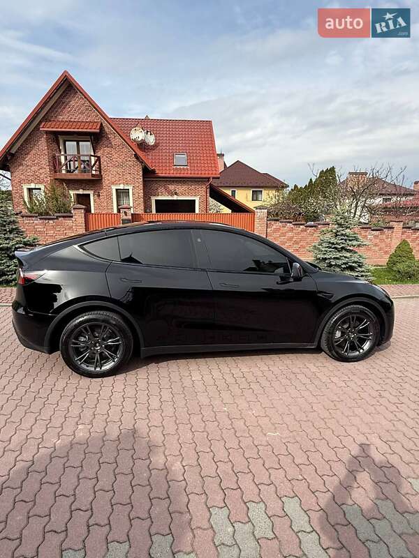 Позашляховик / Кросовер Tesla Model Y 2024 в Чернівцях