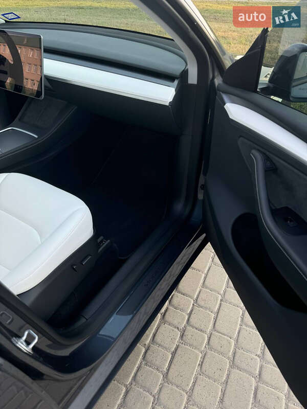 Внедорожник / Кроссовер Tesla Model Y 2023 в Львове