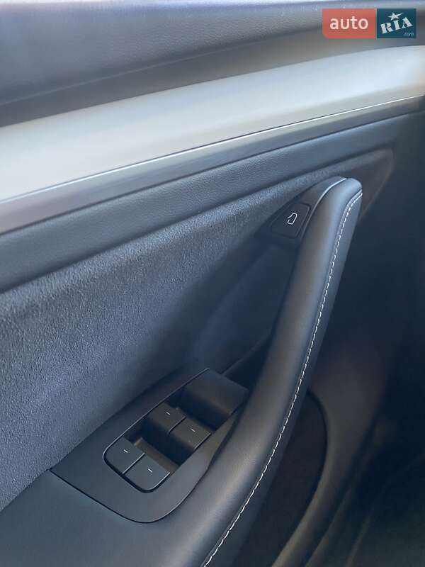 Позашляховик / Кросовер Tesla Model Y 2024 в Києві