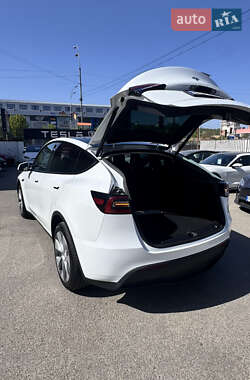 Позашляховик / Кросовер Tesla Model Y 2024 в 