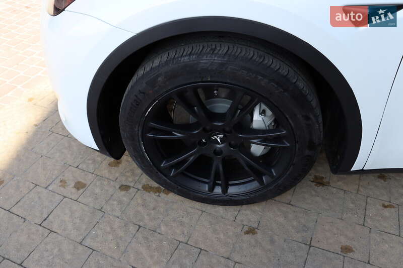Внедорожник / Кроссовер Tesla Model Y 2023 в Львове