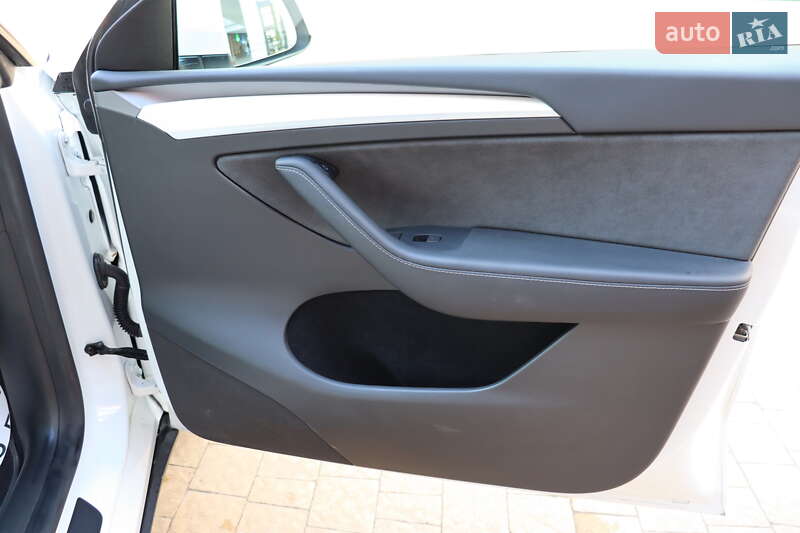Внедорожник / Кроссовер Tesla Model Y 2023 в Львове