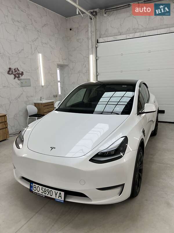Tesla Model Y 2024