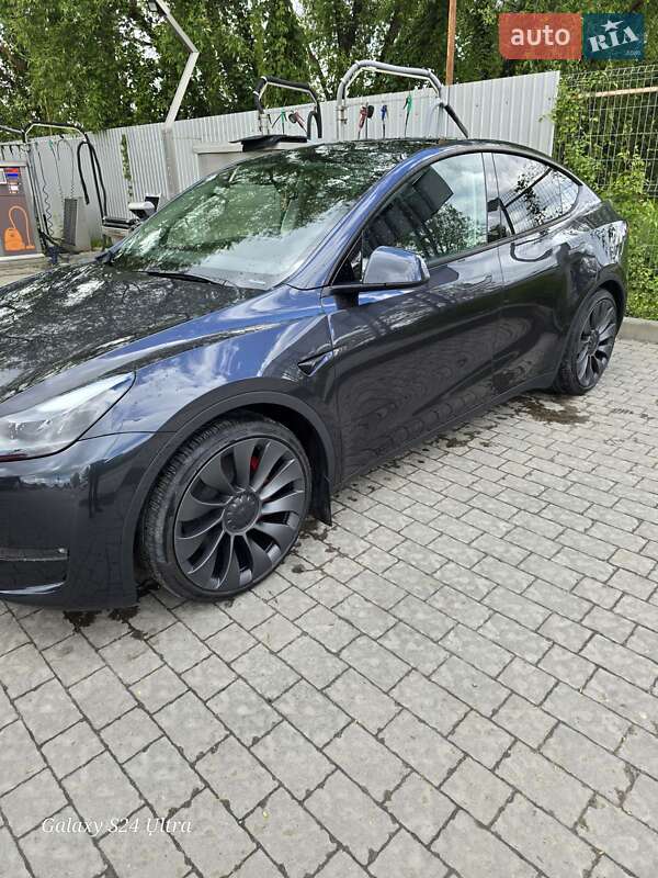 Tesla Model Y 2024