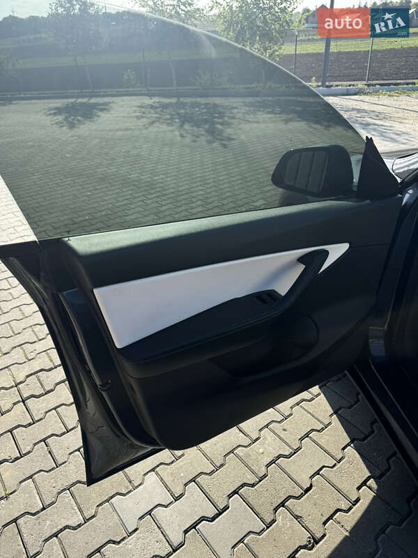 Позашляховик / Кросовер Tesla Model Y 2020 в Чернівцях