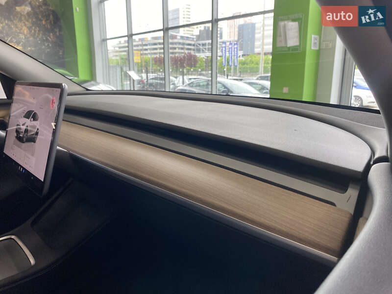 Внедорожник / Кроссовер Tesla Model Y 2024 в Киеве