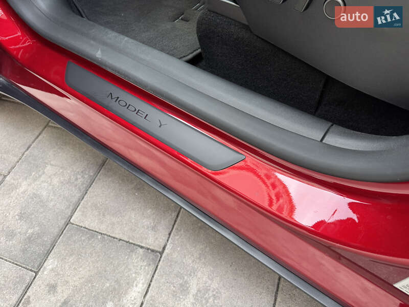 Внедорожник / Кроссовер Tesla Model Y 2024 в Киеве