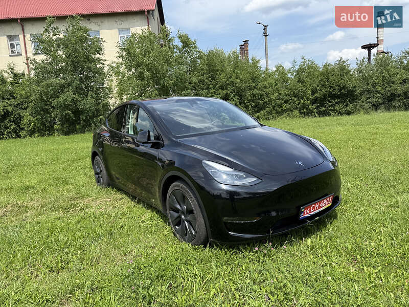 Tesla Model Y 2024