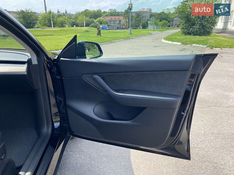 Внедорожник / Кроссовер Tesla Model Y 2022 в Ровно