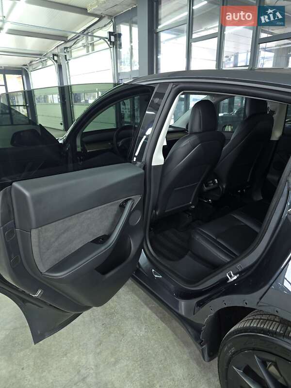 Внедорожник / Кроссовер Tesla Model Y 2021 в Ровно