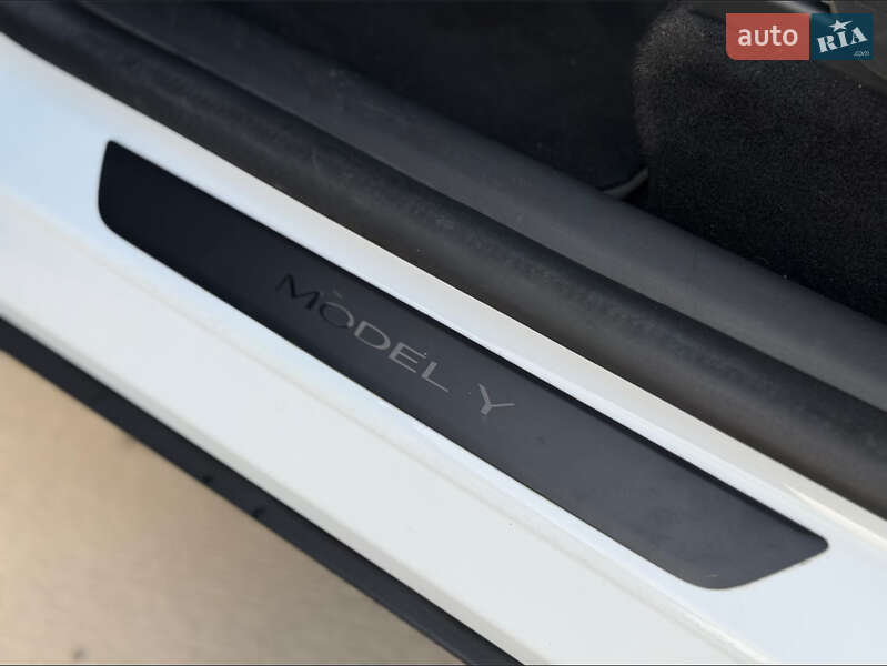 Внедорожник / Кроссовер Tesla Model Y 2023 в Луцке