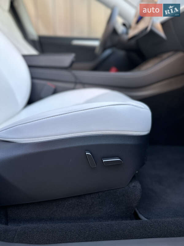 Внедорожник / Кроссовер Tesla Model Y 2023 в Ровно