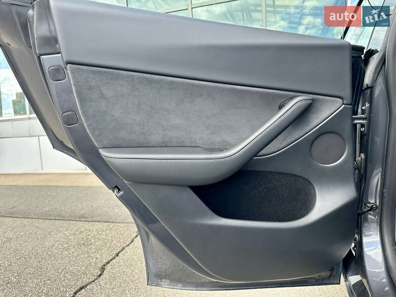 Внедорожник / Кроссовер Tesla Model Y 2023 в Киеве