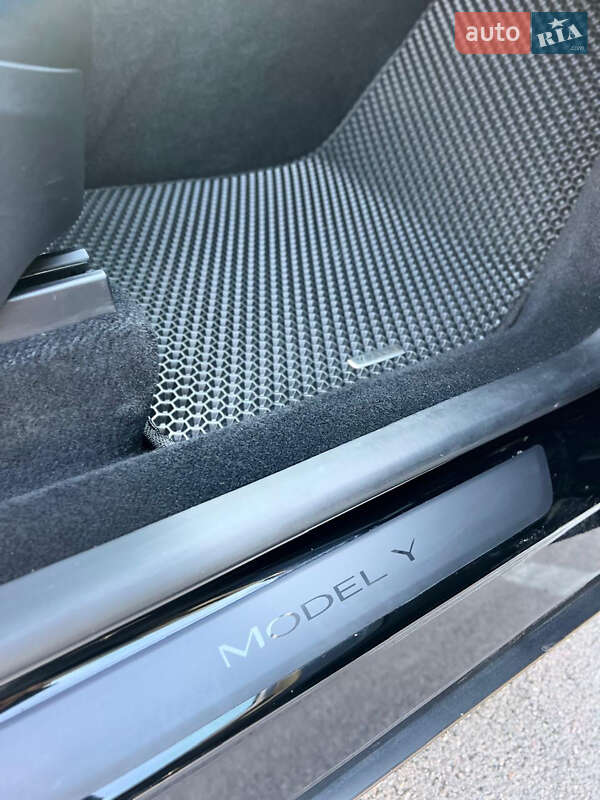 Внедорожник / Кроссовер Tesla Model Y 2023 в Ровно