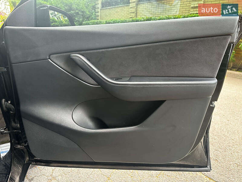 Внедорожник / Кроссовер Tesla Model Y 2021 в Киеве