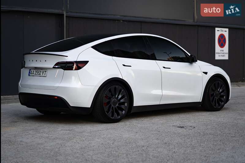 Внедорожник / Кроссовер Tesla Model Y 2024 в Киеве