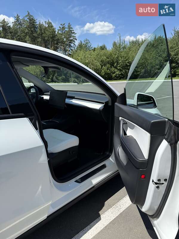 Внедорожник / Кроссовер Tesla Model Y 2021 в Киеве