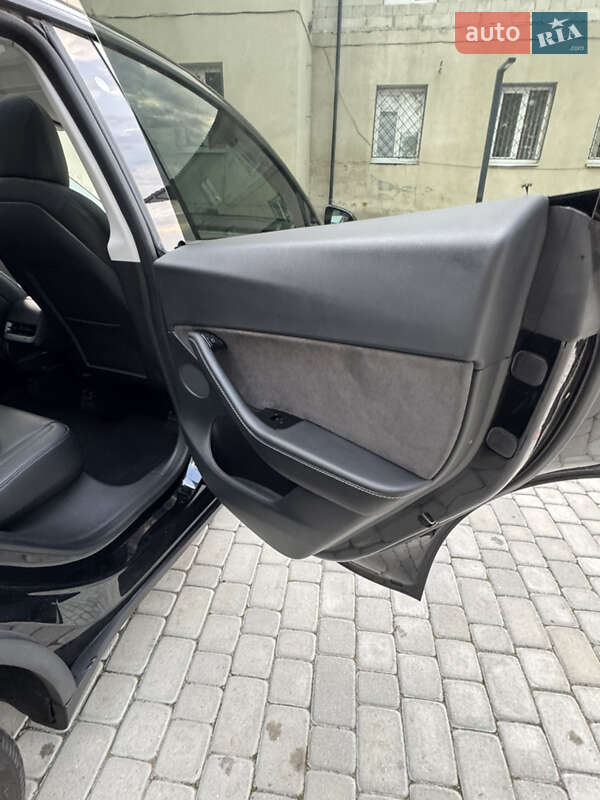 Внедорожник / Кроссовер Tesla Model Y 2021 в Ивано-Франково