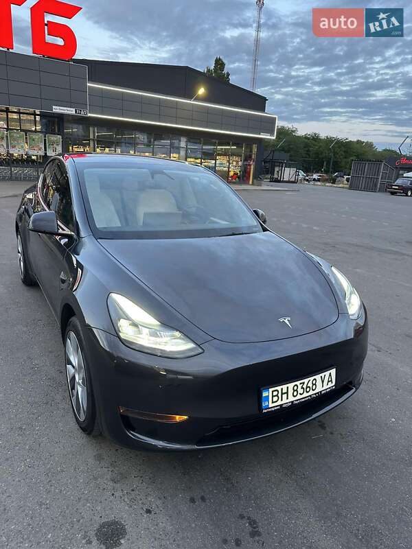 Tesla Model Y 2024