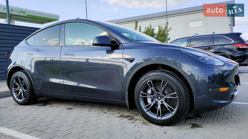 Tesla Model Y 2024