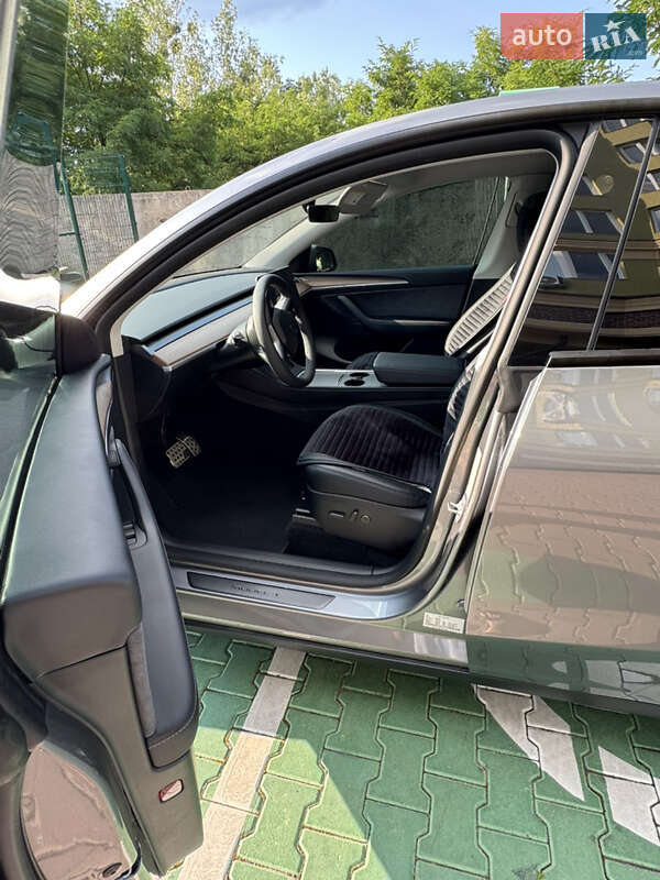Внедорожник / Кроссовер Tesla Model Y 2024 в Киеве