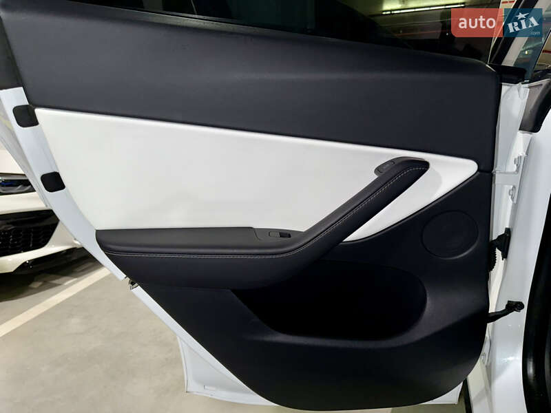 Внедорожник / Кроссовер Tesla Model Y 2021 в Киеве