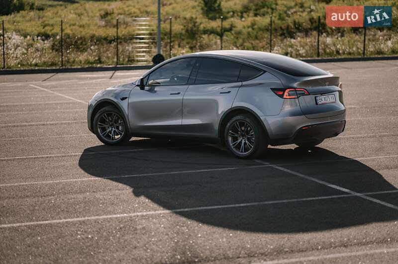 Позашляховик / Кросовер Tesla Model Y 2024 в Рівному фото 9 Позашляховик / Кросовер Tesla Model Y 2024 в Рівному