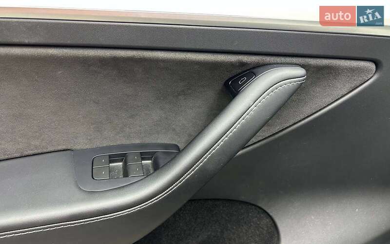 Внедорожник / Кроссовер Tesla Model Y 2023 в Черновцах