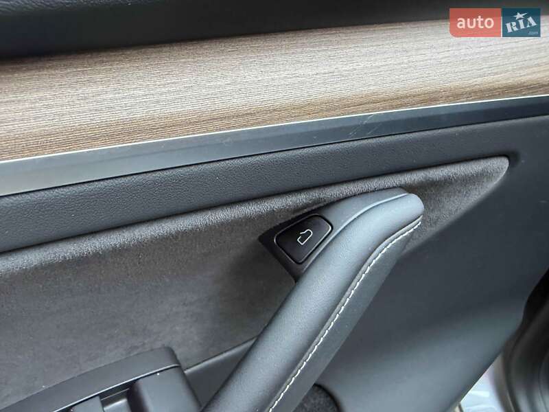 Внедорожник / Кроссовер Tesla Model Y 2023 в Львове