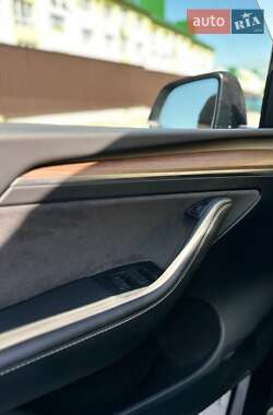 Внедорожник / Кроссовер Tesla Model Y 2024 в 