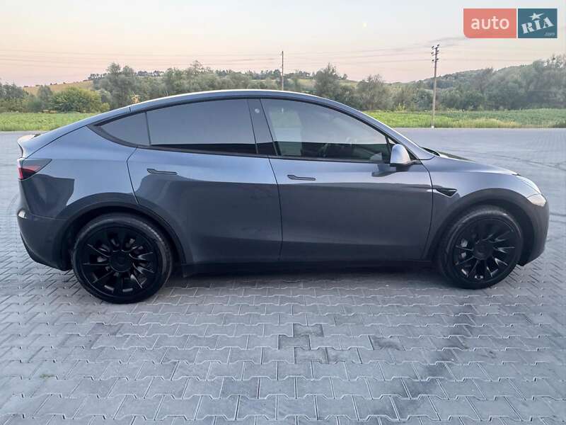 Позашляховик / Кросовер Tesla Model Y 2021 в Чернівцях
