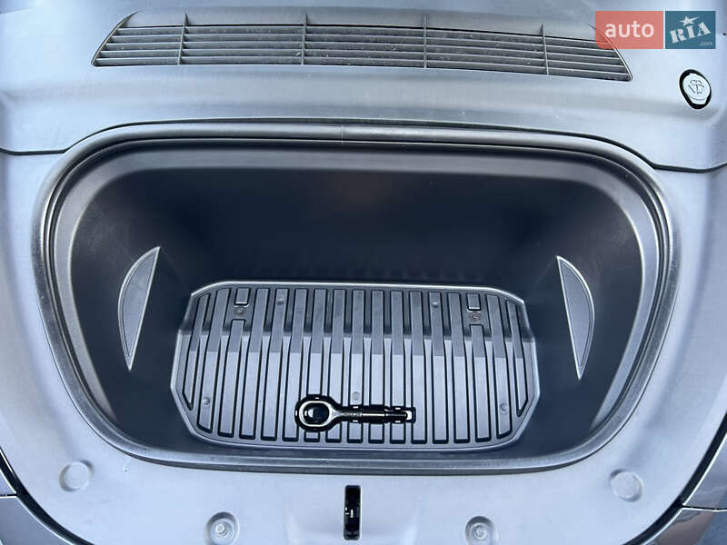 Позашляховик / Кросовер Tesla Model Y 2024 в Києві