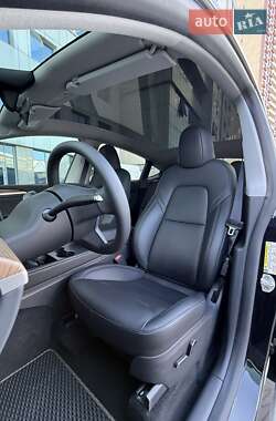 Позашляховик / Кросовер Tesla Model Y 2024 в 