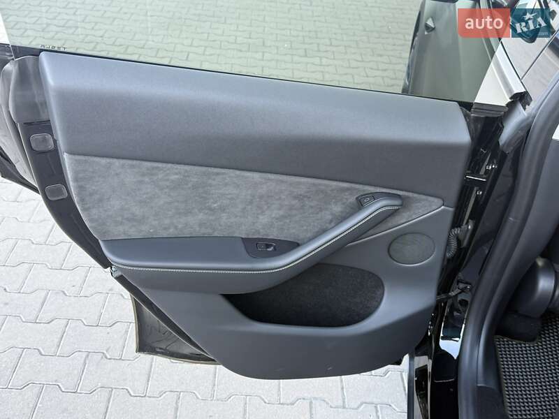 Внедорожник / Кроссовер Tesla Model Y 2024 в Киеве