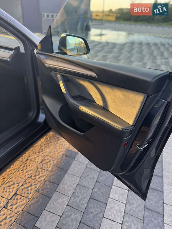 Позашляховик / Кросовер Tesla Model Y 2024 в Львові фото 14 Позашляховик / Кросовер Tesla Model Y 2024 в Львові