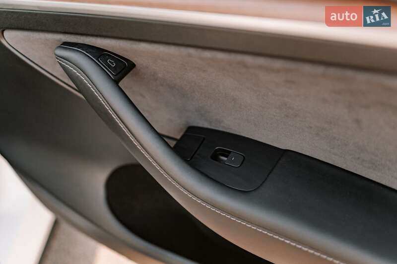 Внедорожник / Кроссовер Tesla Model Y 2024 в Ровно