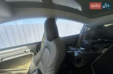 Позашляховик / Кросовер Tesla Model Y 2022 в  фото 12 Позашляховик / Кросовер Tesla Model Y 2022 в